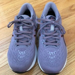 Womens Asics GT 2000 11, size 7 1/2